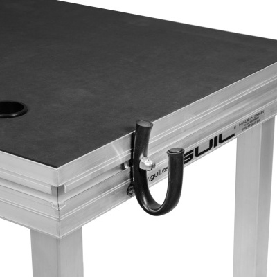 Mesa de trabalho preta com estrutura metálica prateada e gancho em U preto