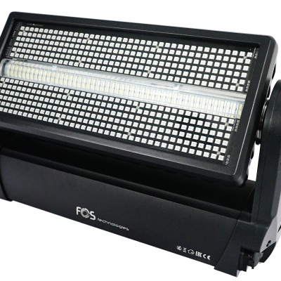 Projetor LED preto com painel de iluminação e grelha