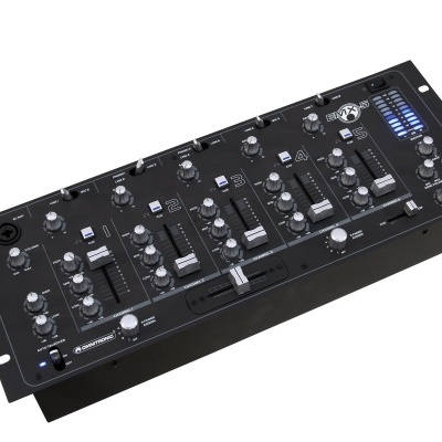 Mesa de mistura DJ preta com botões, sliders e mostradores LED