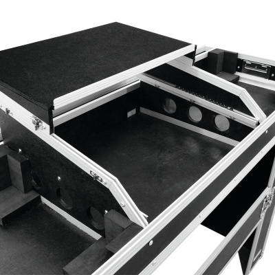 Mala rígida preta aberta com interiores acolchoados e armação metálica
