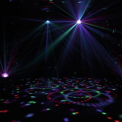 Luzes coloridas e padrões de luz em ambiente escuro