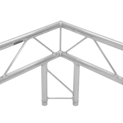 Estrutura metálica prateada em alumínio em formato de ângulo com reforços triangulares