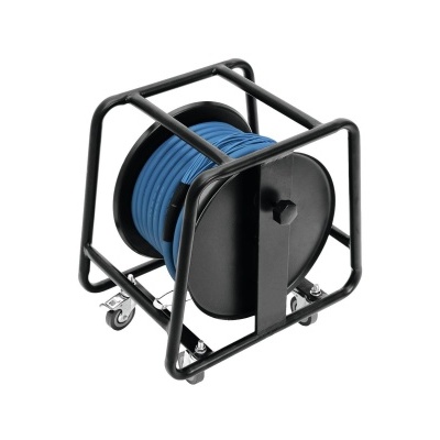 Carretel de cabo elétrico azul em suporte metálico preto com rodas.