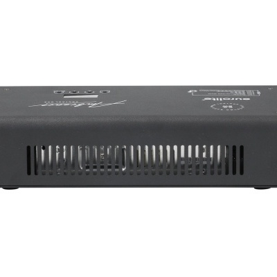 Dispositivo eletrônico retangular cinza escuro com ventilação e texto branco