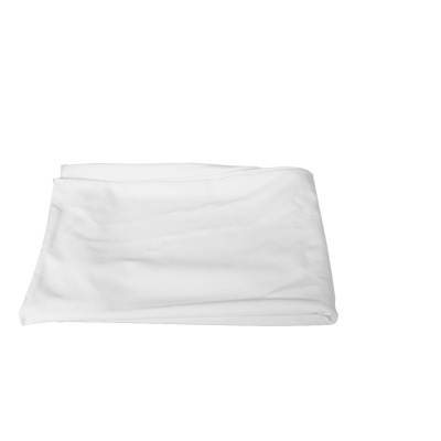 Lençol branco dobrado sobre fundo branco