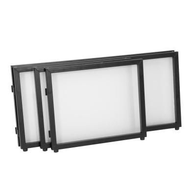 Três painéis LED retangulares com molduras pretas