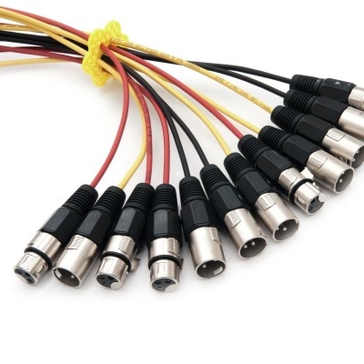Cabos com conectores XLR de várias cores amarrados juntos