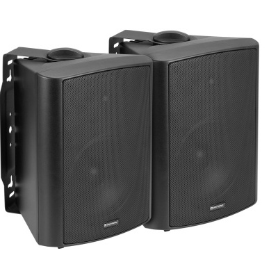 Par de colunas de áudio pretas com grelha perfurada e suporte metálico