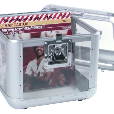 Caixa metálica prateada aberta com discos de vinil visíveis dentro.