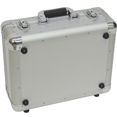 Mala de alumínio cinza prateado com cantos cromados e pega preta