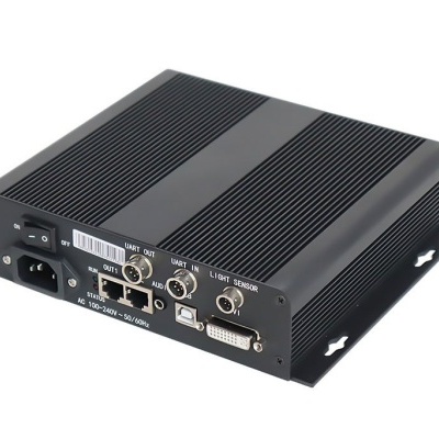 Computador industrial preto com várias conexões numa superfície branca