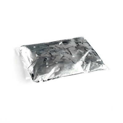 Pacote prateado de plástico selado sobre fundo branco