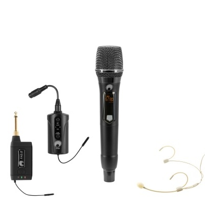 Conjunto de microfones sem fios preto e microfone de cabeça cor pele sobre fundo branco