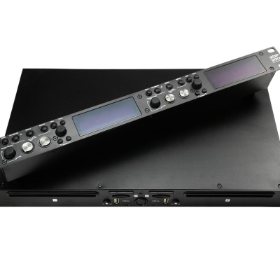 Equipamento eletrónico profissional preto com ecrãs e botões