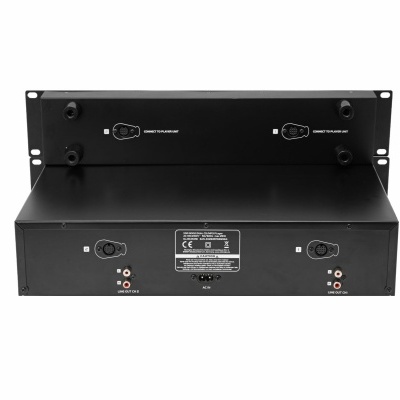Amplificador de potência preto com conectores RCA e suporte de montagem em fundo branco
