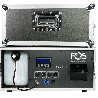 Equipamento eletrónico preto com caixa metálica prateada e painel frontal com écrans e conetores.