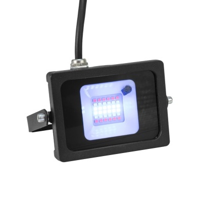 Refletor LED preto com luz branca azulada e cabo