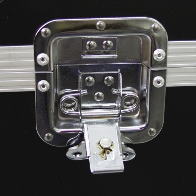 Fecho metálico prateado com mecanismo de segurança numa caixa preta.