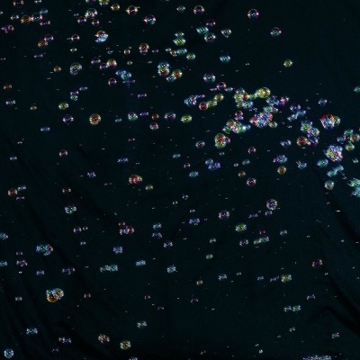 Bolhas coloridas e translúcidas sobre fundo preto