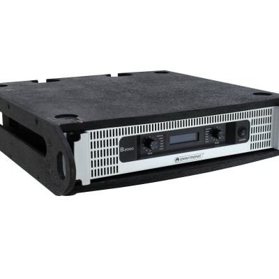 Amplificador de áudio preto e cinza com visor digital e botões de controle