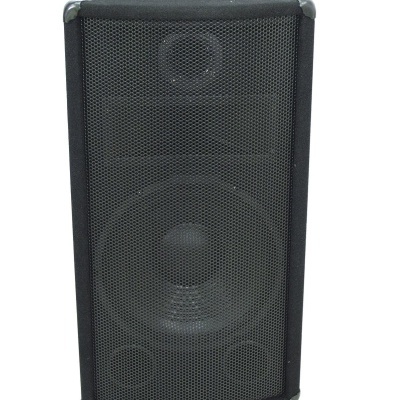 Coluna de som preta com grelha frontal em metal perfurado