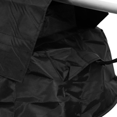 Capa protetora preta de tecido com textura quadriculada e cordão numa estrutura branca