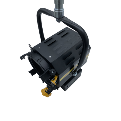 Projetor de luz preto com estrutura metálica e alça num fundo branco