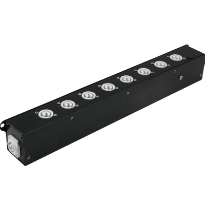 Tomada múltipla preta com oito entradas numeradas