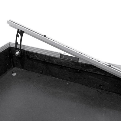 Estrutura metálica preta com suporte ajustável em aço prateado em fundo branco