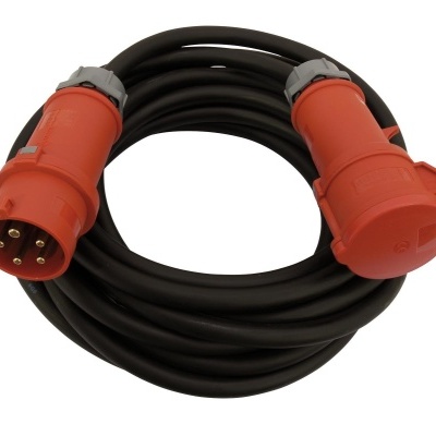 Cabo elétrico industrial com conectores vermelhos e cabo preto grosso enrolado