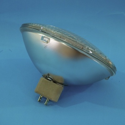 Lâmpada parabólica metálica com lente de vidro e base bege em fundo azul