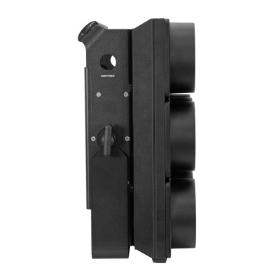 Caixa de cartão preta com fecho de alavanca em fundo branco