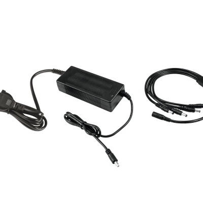 Conjunto de carregador com fonte de alimentação e cabos preto em fundo branco