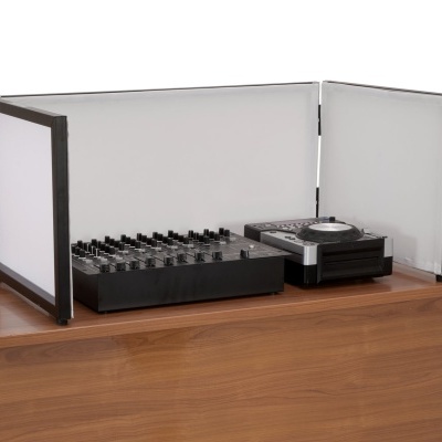 Painel de isolamento acústico branco e preto em forma de U sobre mesa com equipamento DJ