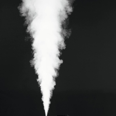 Máquina vaporizadora preta a emitir vapor branco