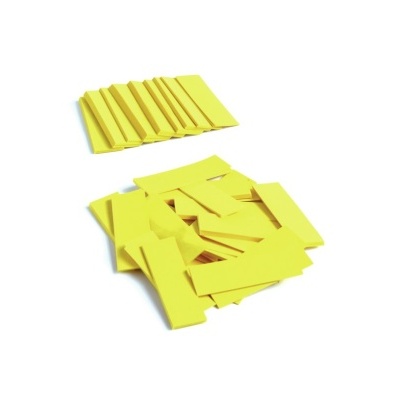 Peças amarelas retangulares em duas pilhas sobre fundo branco