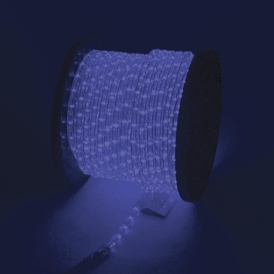 Rolo de fita LED azul com padrão de bolhas em fundo escuro