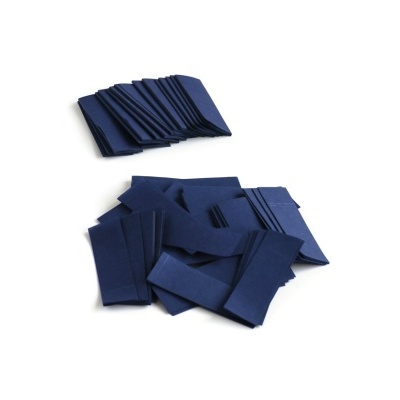 Peças de tecido azul escuro recortadas dispostas em pilhas sobre fundo branco