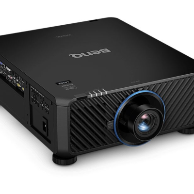 Projetor preto BenQ com lente circular azul em superfície branca