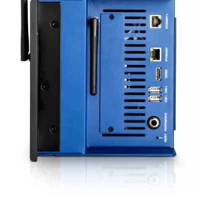 Equipamento eletrônico azul com várias portas de conexão e antena preta