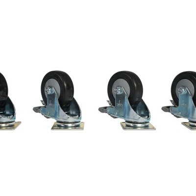 Conjunto de quatro rodas pequenas com base metálica e rodas pretas