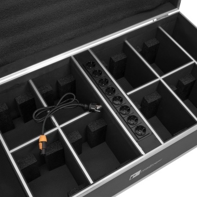 Caixa de transporte preta com compartimentos acolchoados e régua de tomadas