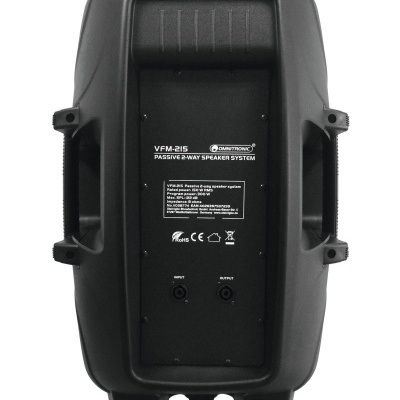 Coluna de som passiva preta com rodas e texto no painel traseiro