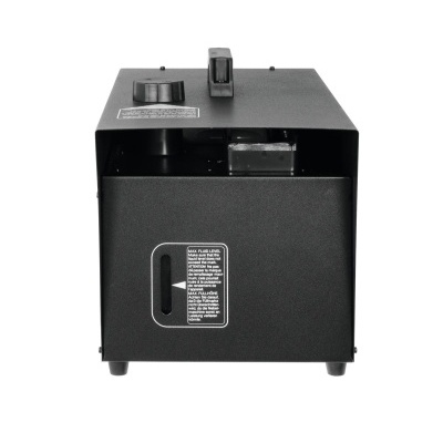 Máquina preta com rótulo e alça sobre fundo branco