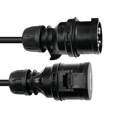 Cabo elétrico preto com conectores industriais de três pinos