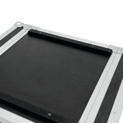 Mala de transporte preta com armação metálica prateada e cantos arredondados