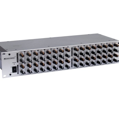 Equipamento electrónico cinzento com 48 conectores BNC dourados