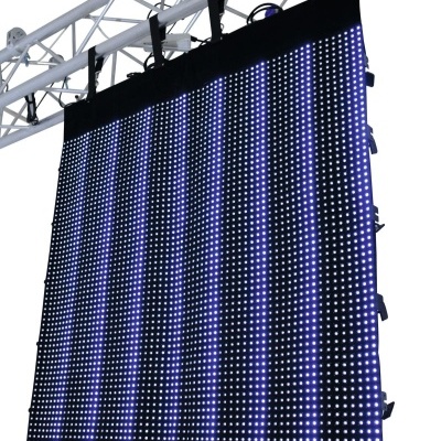 Painel de LED flexível com luzes azuis pendurado numa estrutura metálica branca