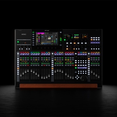 Mesa de mistura digital preta com botões coloridos e ecrãs LCD