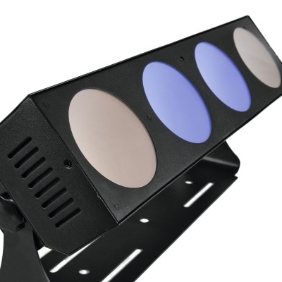 Projeção luminosa LED rectangular preta com quatro lentes de cores variadas e suporte ajustável.